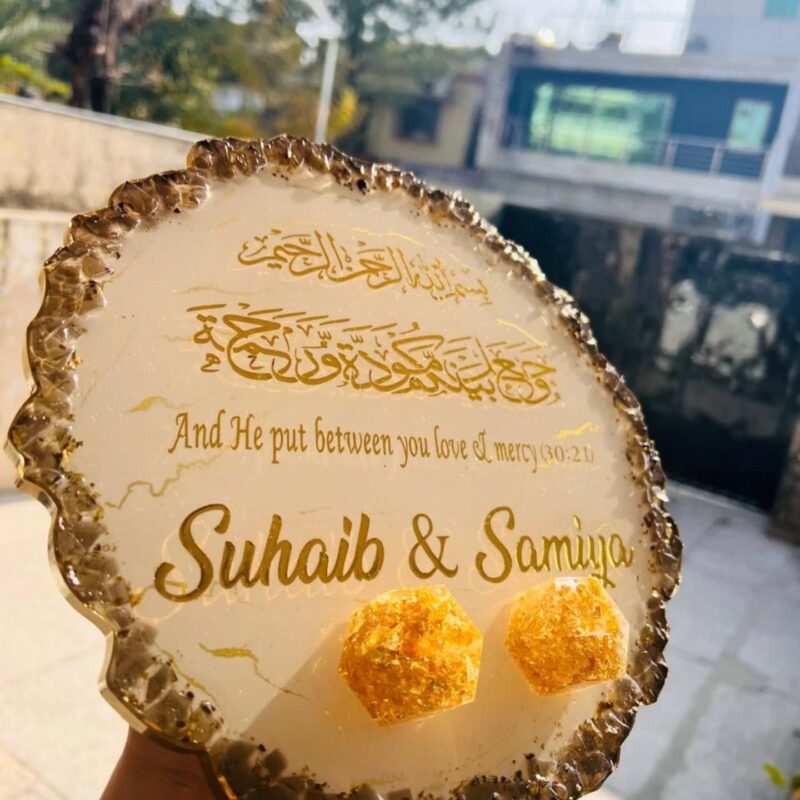 10-inch round resin plaque with Quranic verse Surah Ar-Rum 30:21 in gold calligraphy, personalized names, gold leaf embellishments, and scalloped gold-tone border.